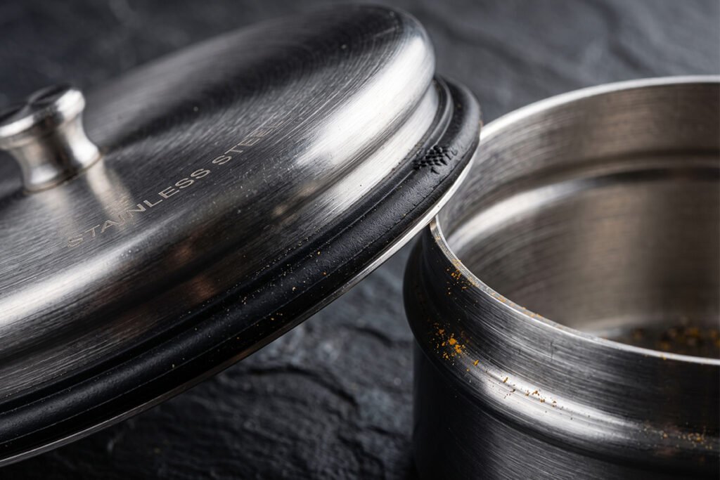 Close-up detail of a high-quality airtight silicone gasket seal on a metal spice container lid